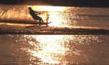 Coucher de soleil sur la vague