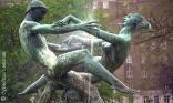Statue de couple